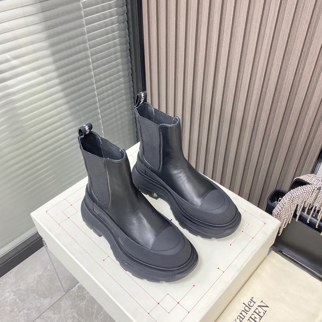 👟👟Ex-factory price 560👟👟 Women's shoe factory Alexander Mcqueen/McQueen 22 autumn and winter series Martin boots short boots, original development and the highest version. The style is simple and elegant. Another long-leg artifact. The height of the boot is just right. Highly recommended for small girls. Imported cowhide for the upper and imported sheepskin for the lining. T👟👟Ex-factory price U combination outsole Size: Women 35-40,